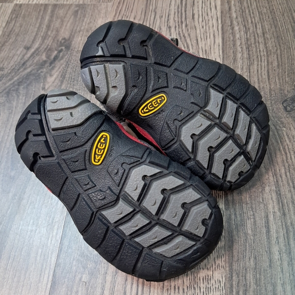 Keen Toddler Size 4 Red And Grey Sandals Hiking Closed Toe - Picture 6 of 7